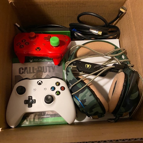 Xbox one s with disc slot for 4K game and Blu-ray - Picture 3 of 7